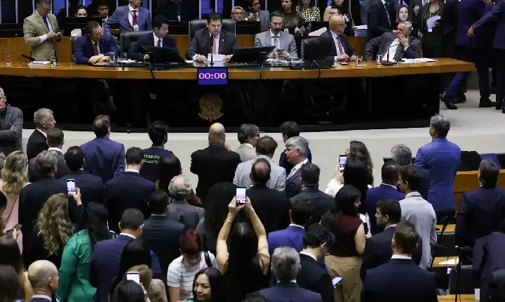 Alcolumbre marca votação da PEC pelo fim da 6x1 para quarta-feira