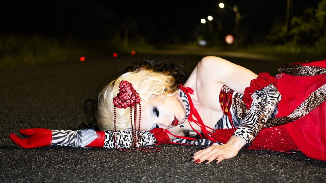 Artista drag transforma perucas, brilhos, tecidos e acessórios de montação em obras de arte
