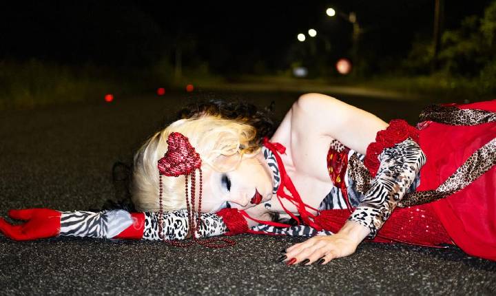 Artista drag transforma perucas, brilhos, tecidos e acessórios de montação em obras de arte