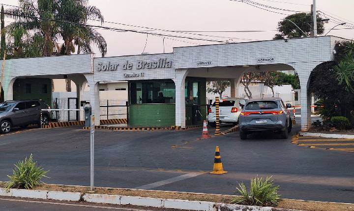 Bolsonaro pede autorização para receber Mileii na prisão domiciliar