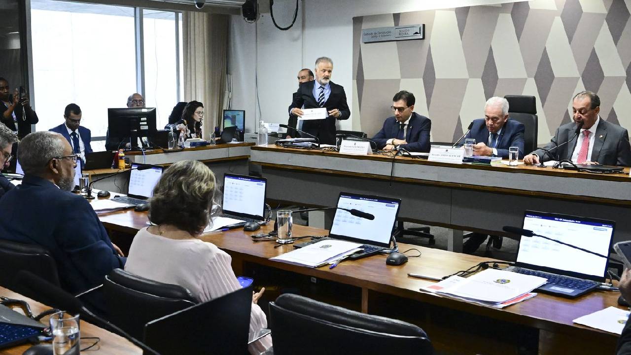 CCJ do Senado aprova PEC que acaba com jornada 6x1