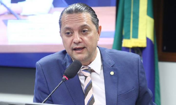 Comissão aprova cordão de fita roxa como símbolo para identificar pessoas com Alzheimer