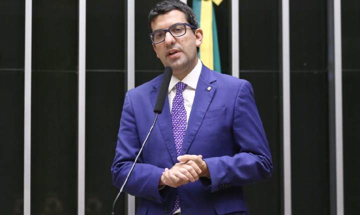 Comissão aprova redução gradual de microplásticos em cosméticos e itens de higiene