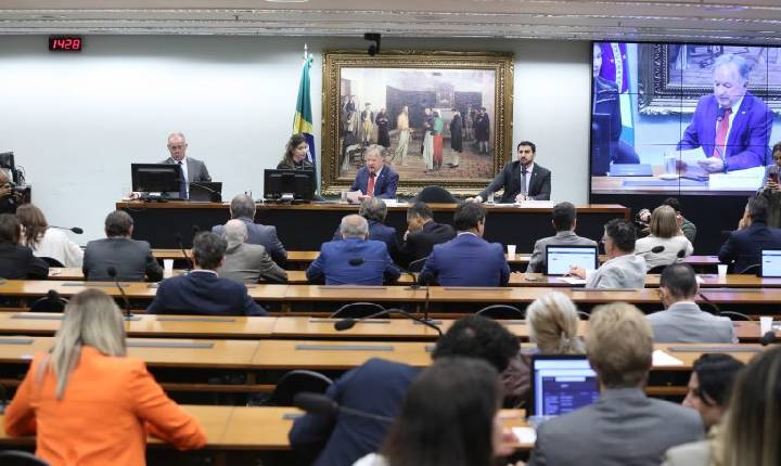 Comissão aprova sete candidatos ao TCU; votação secreta no plenário ocorre nesta terça-feira