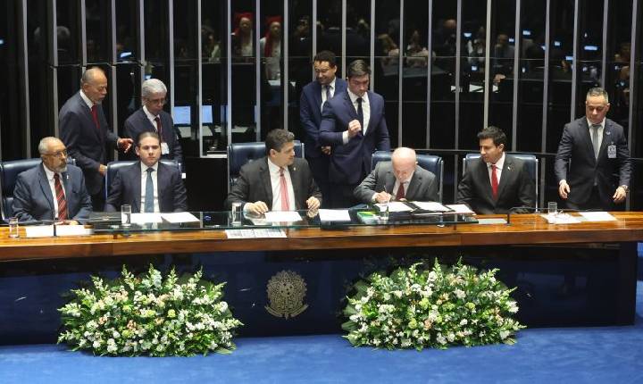 Congresso promulga o fim da escala 6x1 e aposentadoria especial para agentes de saúde