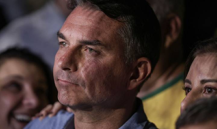 Em sabatina, Flávio não explica propostas e faz acusações sem provas