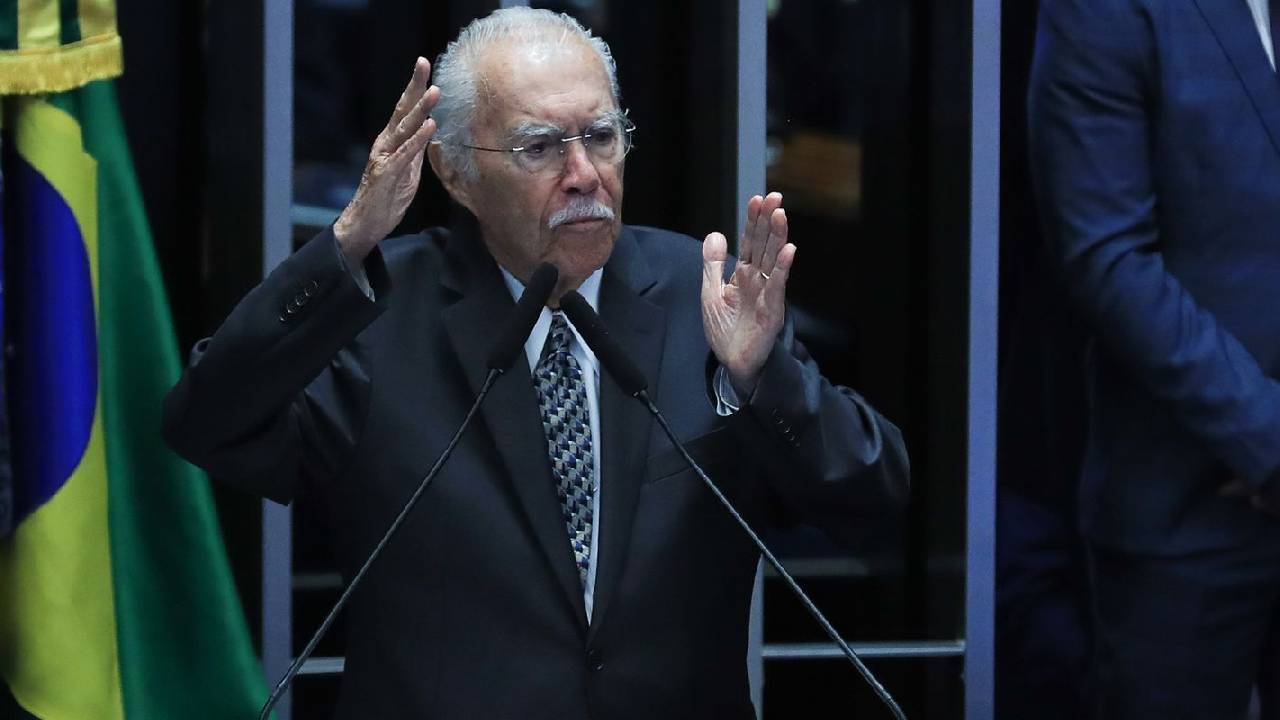 Ex-presidente José Sarney é internado com quadro de pneumonia