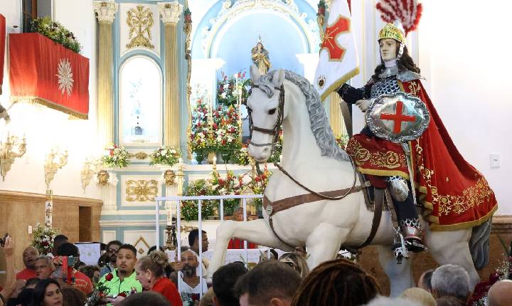 Fiéis se concentram no centro do Rio para celebrar dia de São Jorge