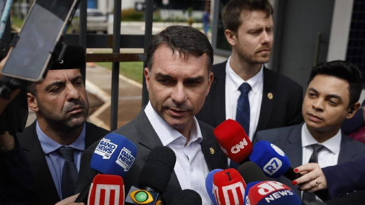 Flávio Bolsonaro afirma que buscará apoio no Congresso para alterar a Constituição e 