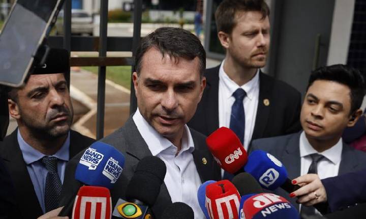 Flávio Bolsonaro afirma que buscará apoio no Congresso para alterar a Constituição e 