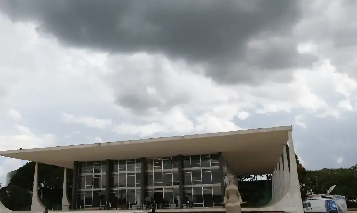 Homem é preso ao tentar inavadir a sede do STF em Brasília 