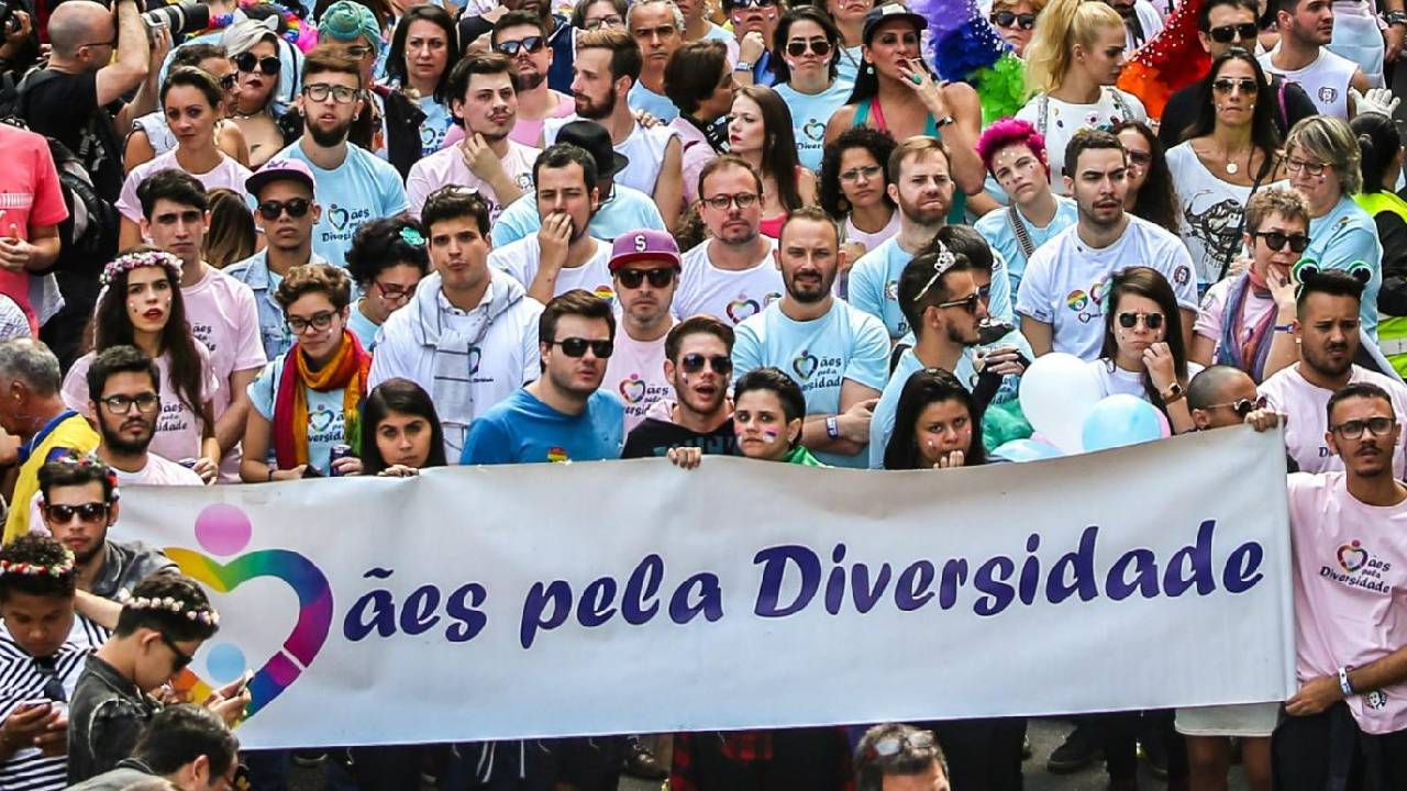 ‘Mães pela diversidade’ reforçam luta por diretos e liberdade na 30º Parada do Orgulho LGBT+