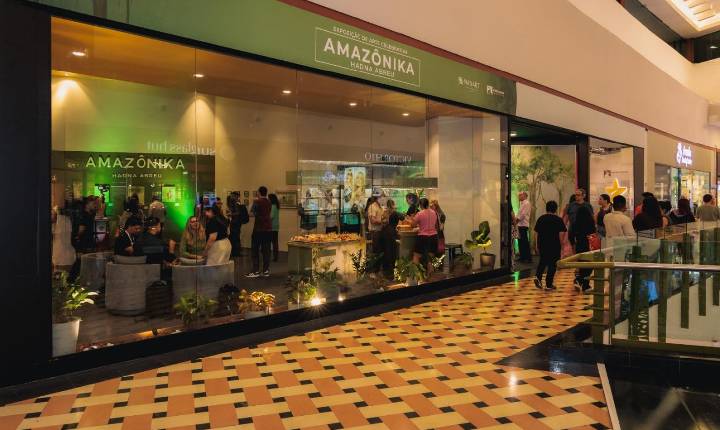 Manauara Shopping celebra aniversário com exposição que propõe imersão sensorial na floresta