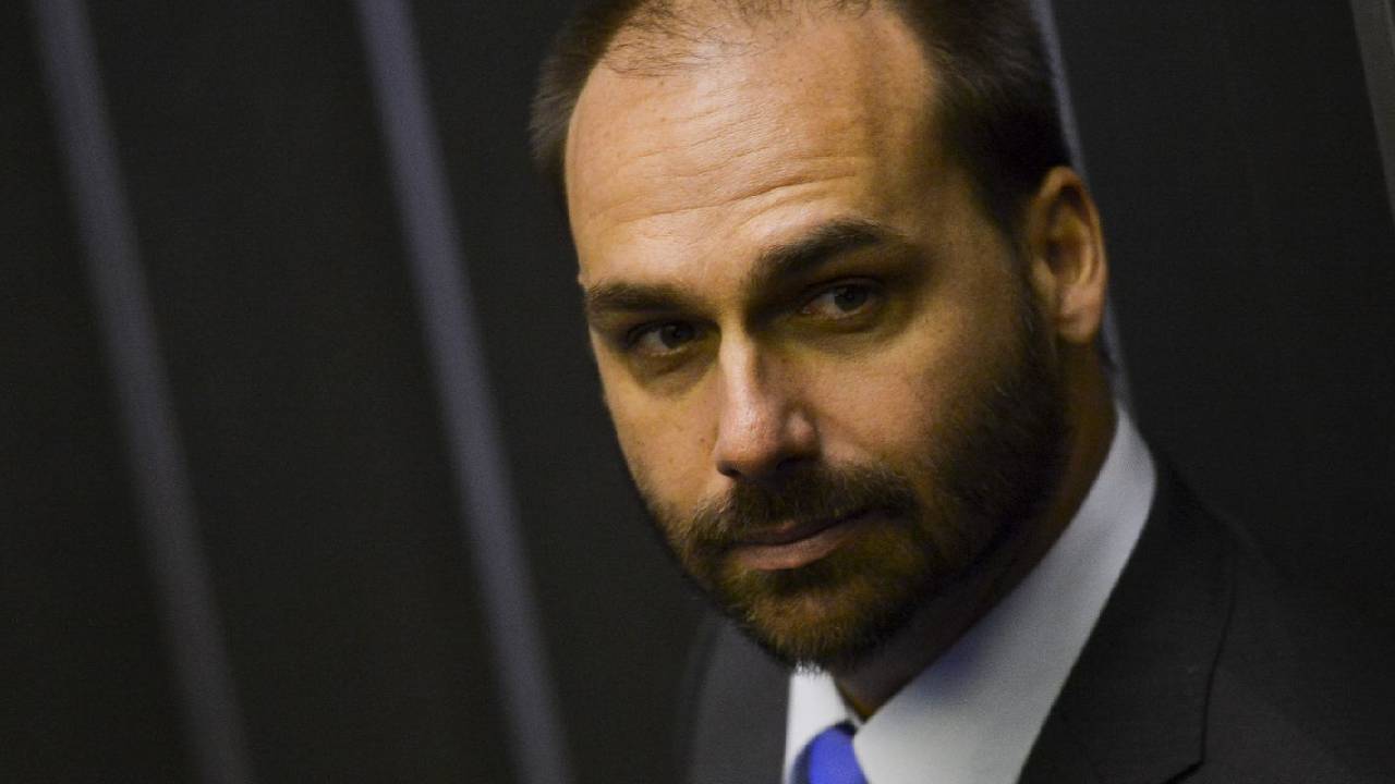 Ministério da Justiça demite Eduardo Bolsonaro por abandono de cargo
