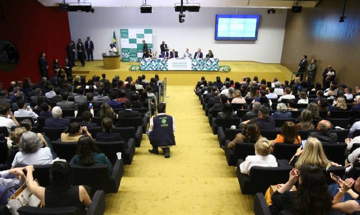 Motta defende modernização do Estado na posse de novos servidores da Câmara