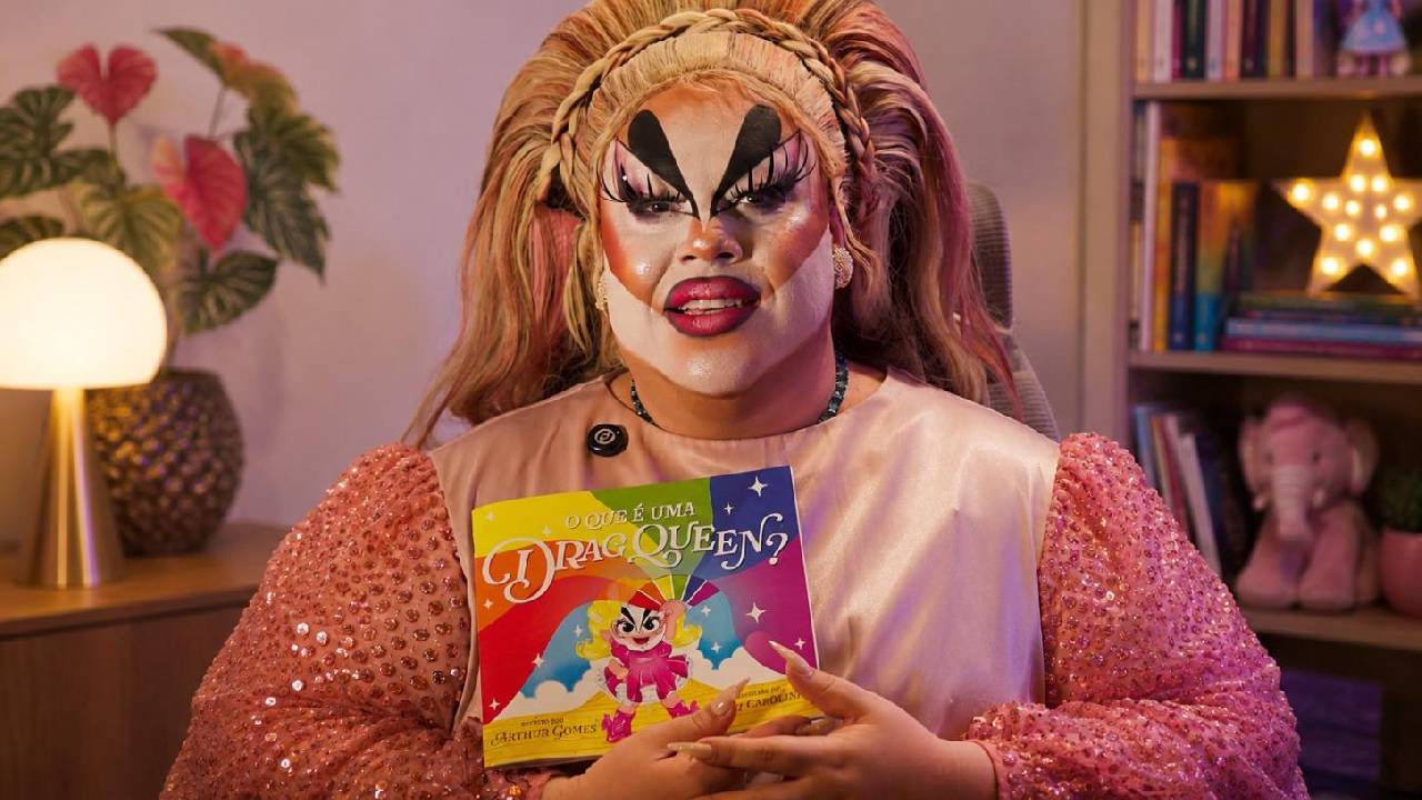 Pesquisador apresenta universo drag de forma lúdica para criança