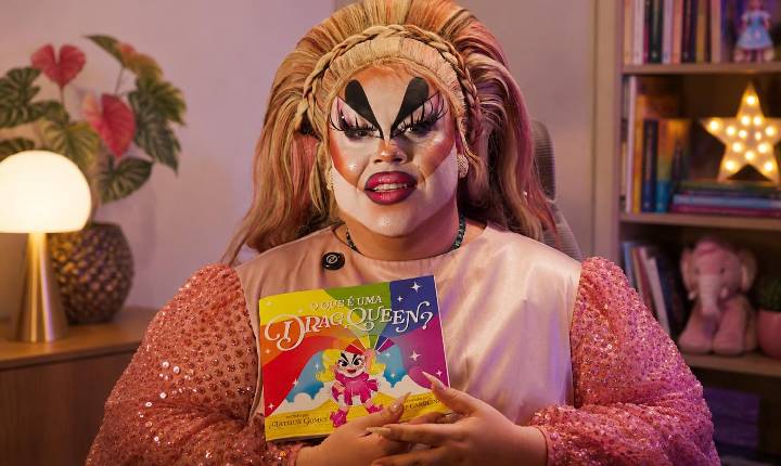 Pesquisador apresenta universo drag de forma lúdica para criança