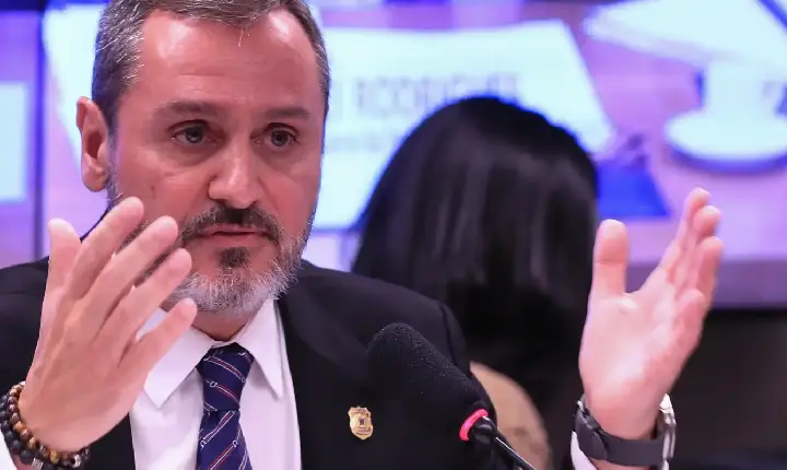 Polícia Federal retira credenciais de agente de imigração dos EUA