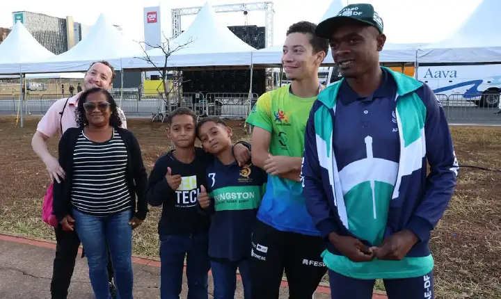 Público madruga para assistir ao desfile na Esplanada dos Ministérios