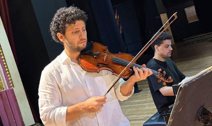 Recital 'Diálogos' leva Beethoven e Ravel ao Teatro Amazonas em noite de violino e piano