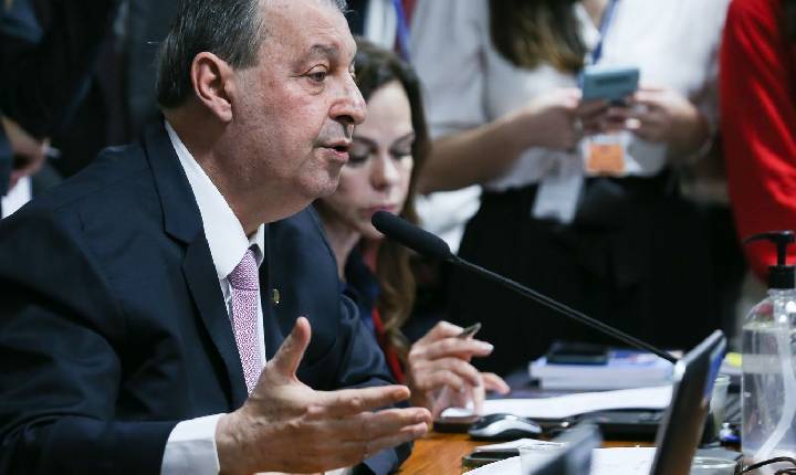 Relator da CCJ do Senado vota a favor da PEC do fim da escala 6x1