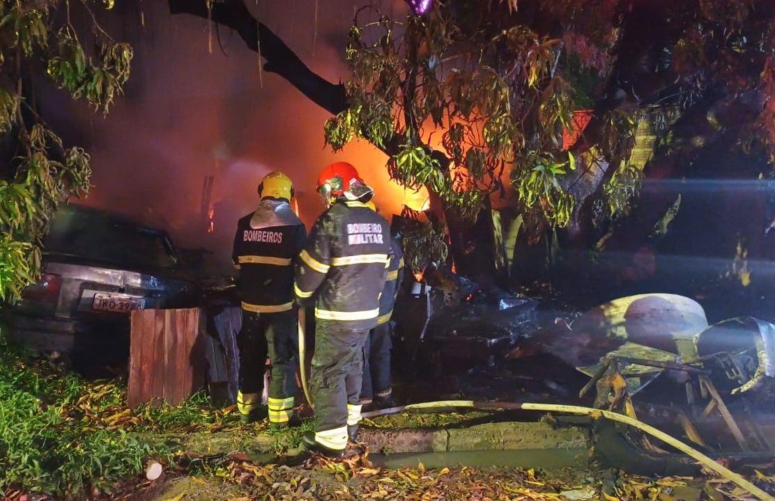 Corpo de Bombeiros combate incêndio em casa no bairro Tancredo Neves
