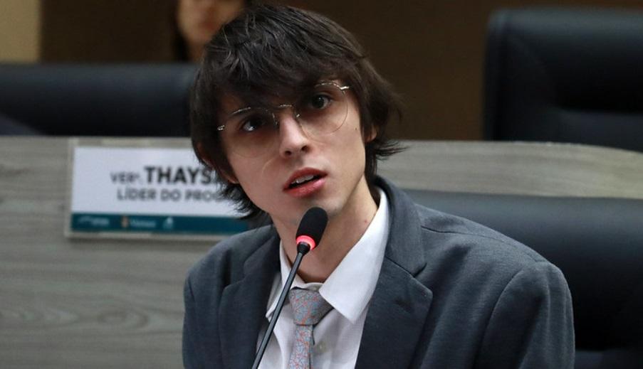 Amom se recusa a responder à imprensa e parte para o ‘ataque’