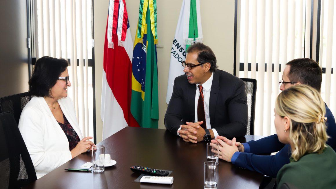 DPE-AM recebe visita da secretária nacional de Diálogos Sociais e Articulação de Políticas Públicas