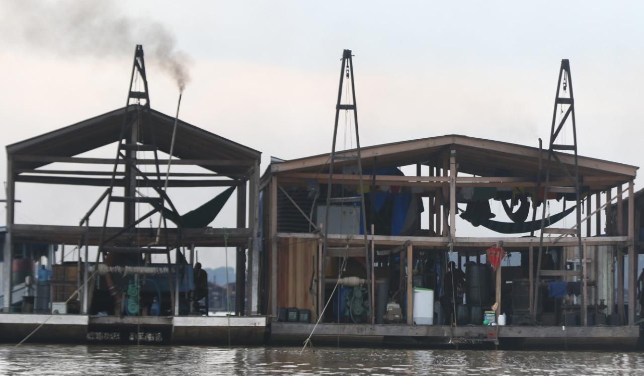 Garimpeiros atacam Polícia Federal após destruição de dragas