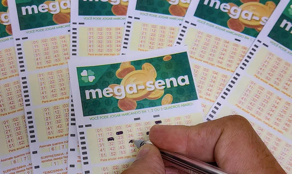 Mega-sena acumula e prêmio sobe para R$ 16 milhões; veja os números sorteados