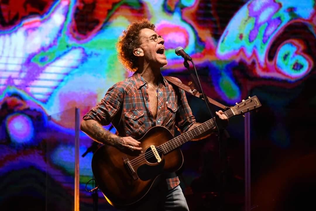 Nando Reis se apresenta no Teatro Amazonas