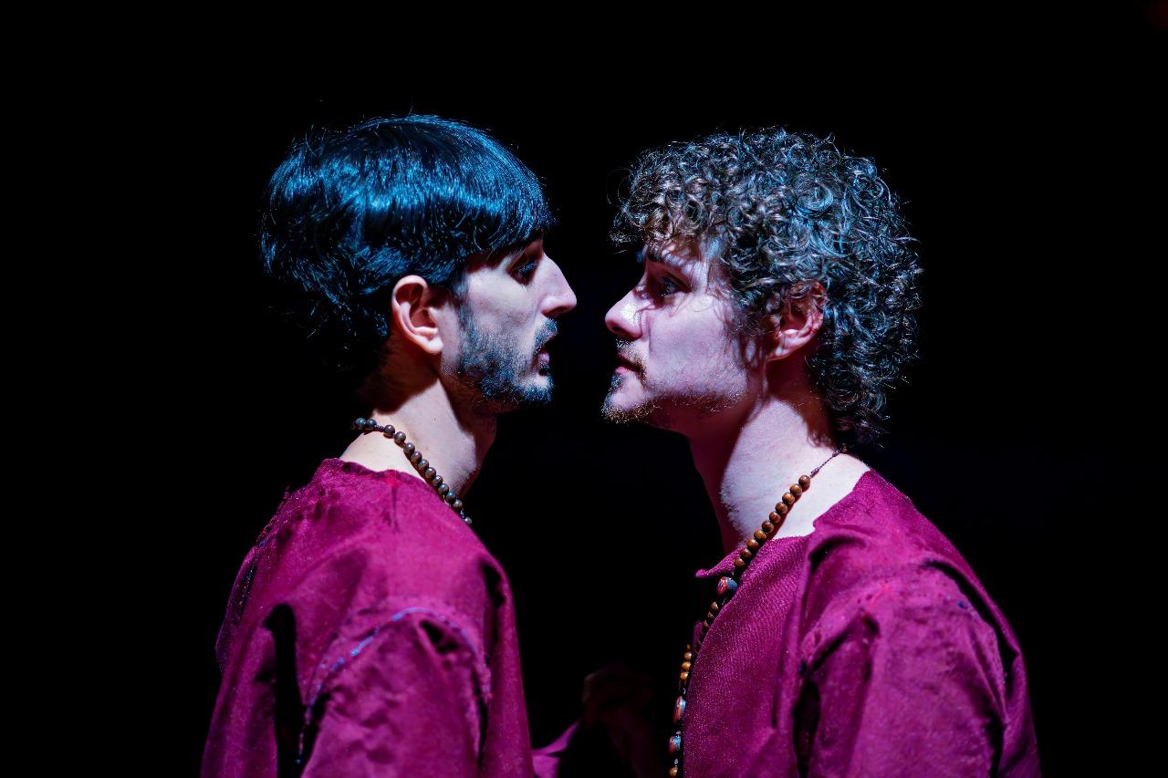 'Os Seminaristas' questiona amor, liberdade e existência “às escondidas”