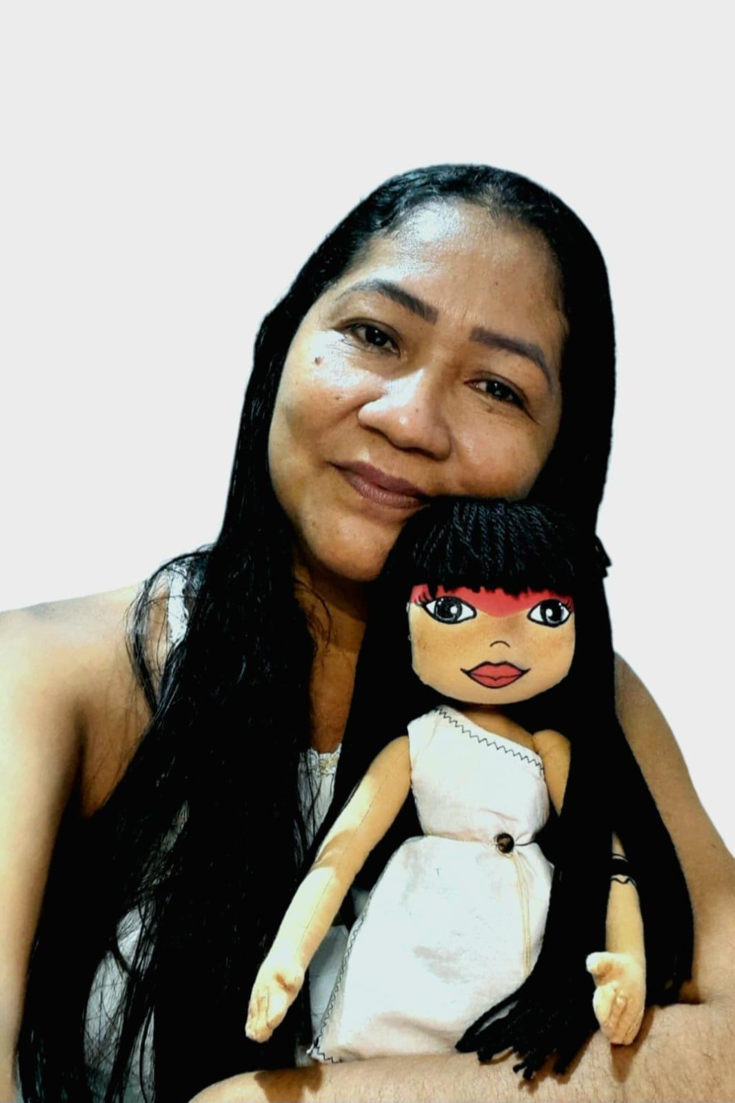 Artesã enaltece ancestralidade amazônida com bonecas de pano