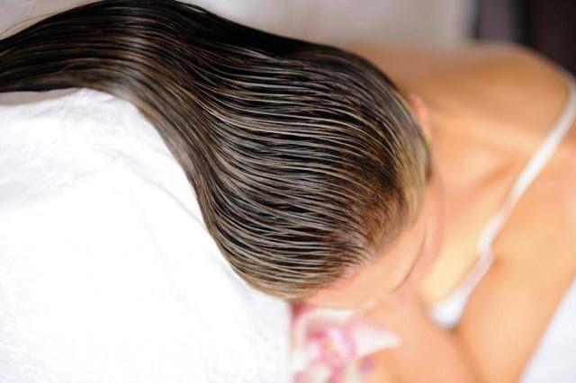 Conheça os riscos de dormir com o cabelo molhado