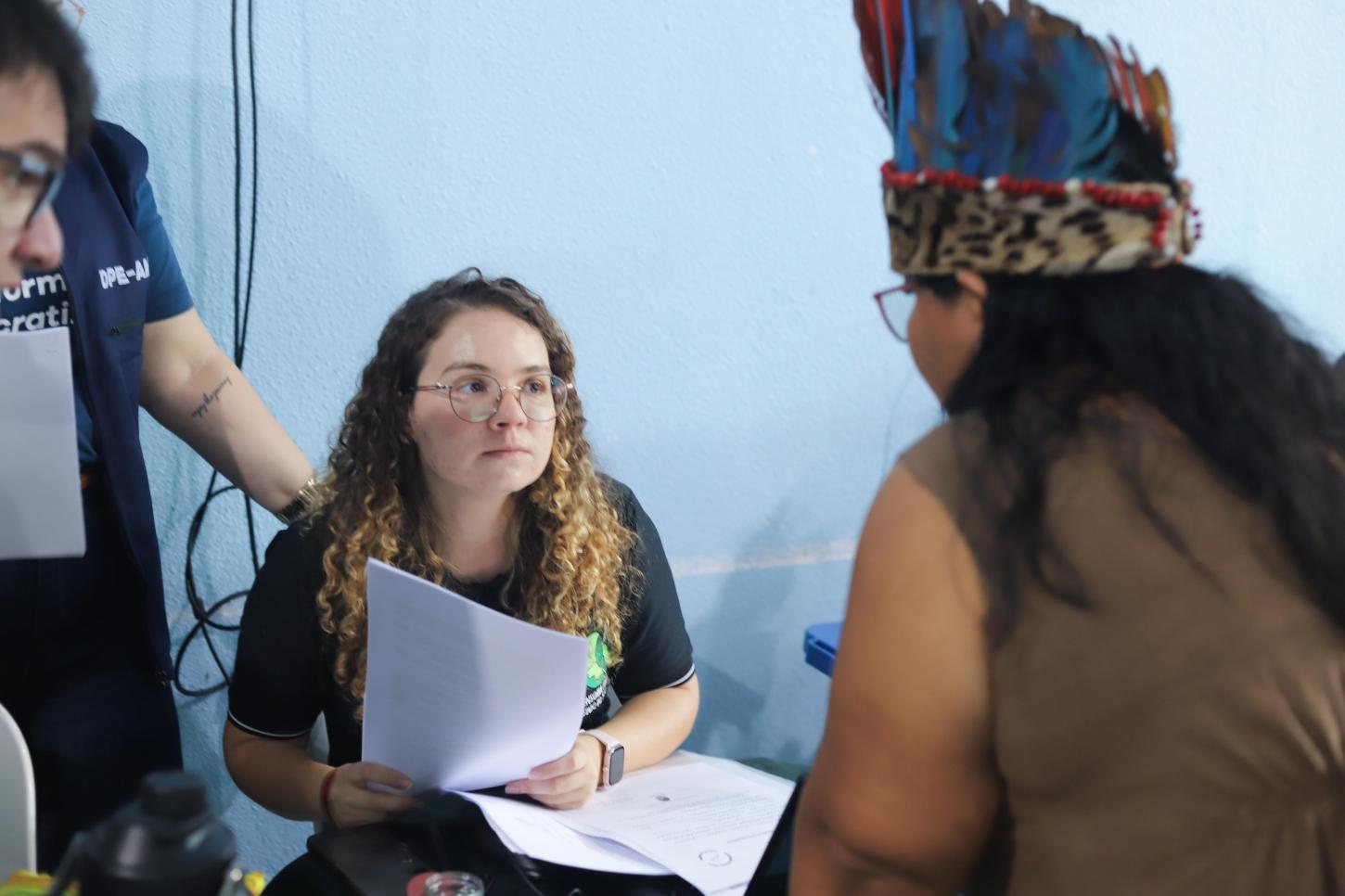 Defensora pública, Daniele Fernandes, em atendimento.