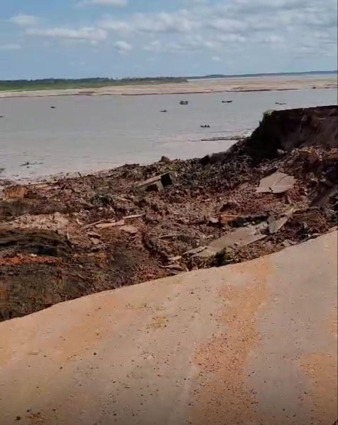 Mergulhadores são enviados para atuar no resgate de vítimas de desabamento em Manacapuru