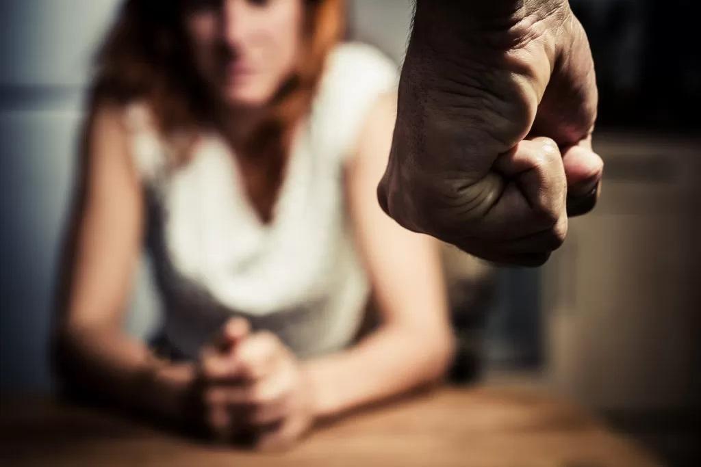 Duas em cada dez mulheres no Brasil já foram ameaçadas de morte por parceiros atuais ou ex-companheiros
