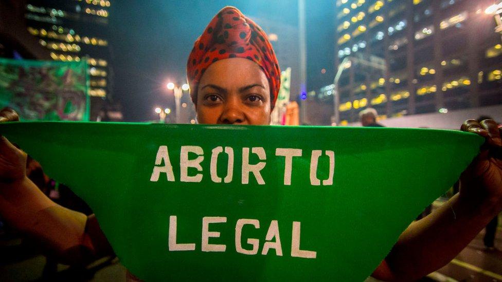 PEC que proíbe aborto legal é aprovada na Câmara