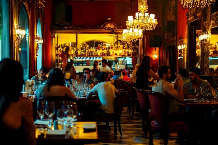 Bares e restaurantes projetam alta de até 20% no faturamento em dezembro