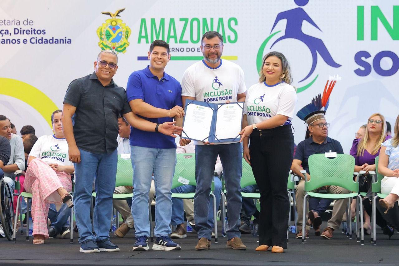 Pessoas com Deficiência recebem cadeiras de rodas no Amazonas