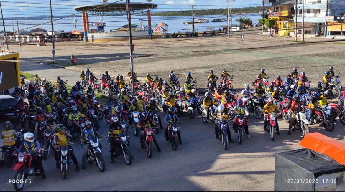 Mototaxistas protestam contra suspensão de serviço em Tefé