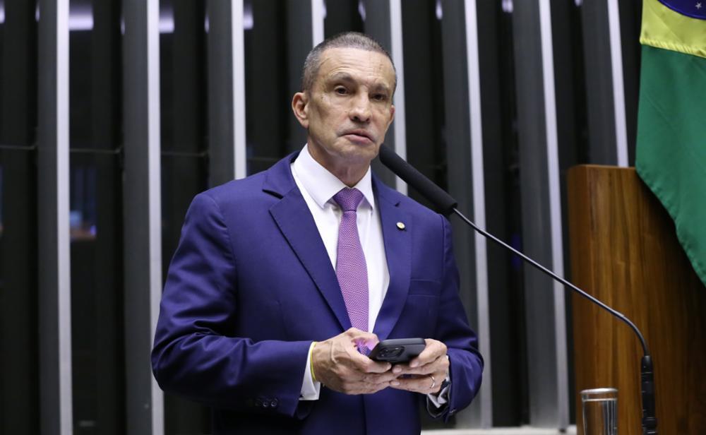 Segurança pública vive momento grave no Amazonas, diz Sidney Leite sobre foguetório de facção