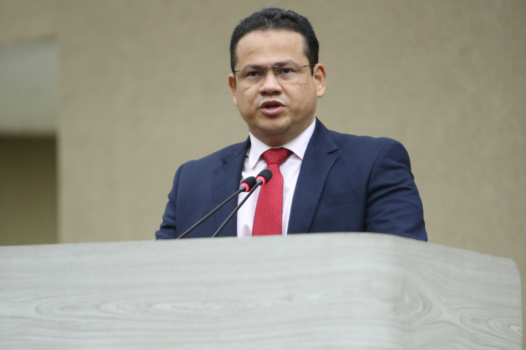 Vereador Eduardo Alfaia diz que aumento da passagem de ônibus facilita o troco