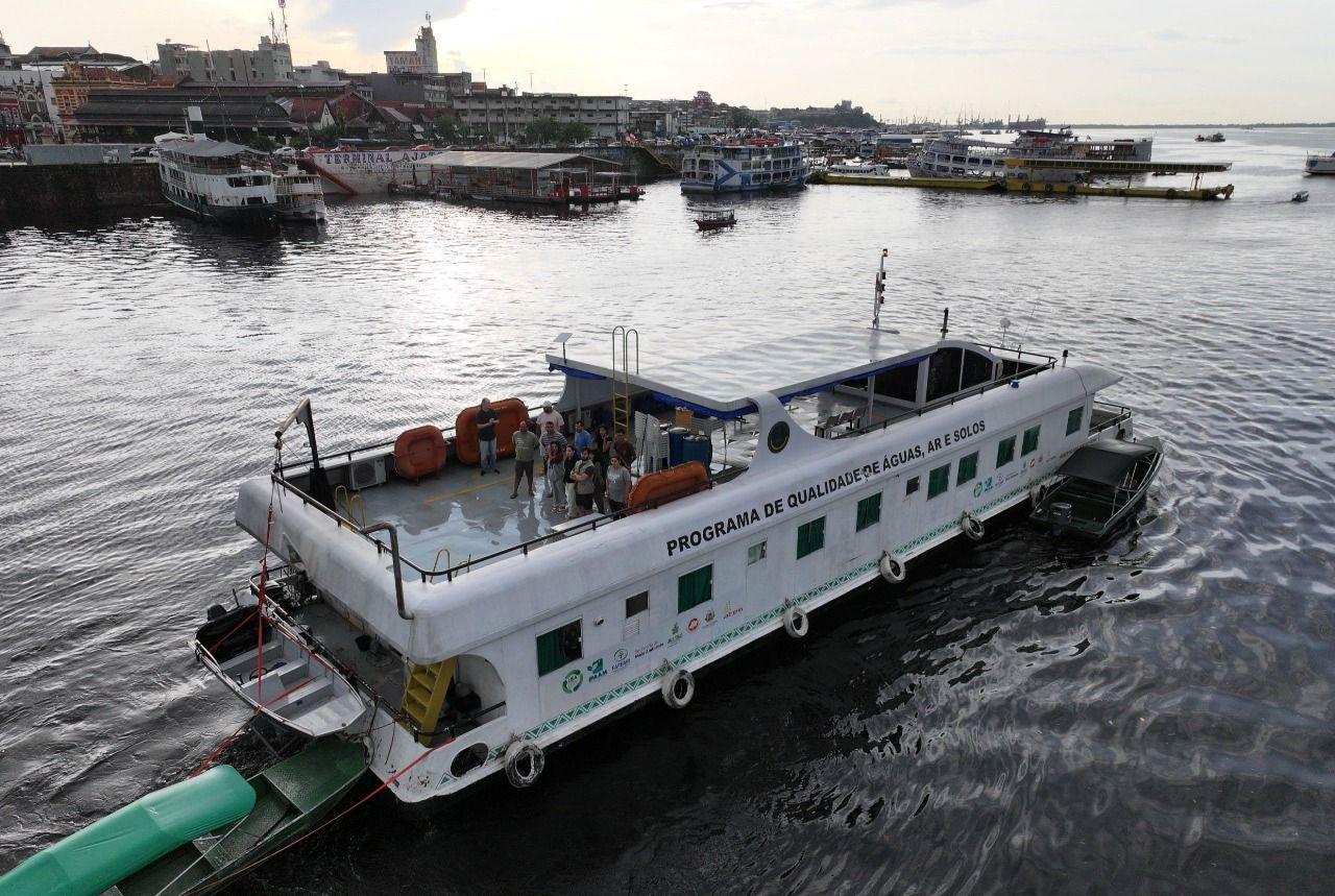 Barco científico avalia qualidade das águas dos rios do Amazonas