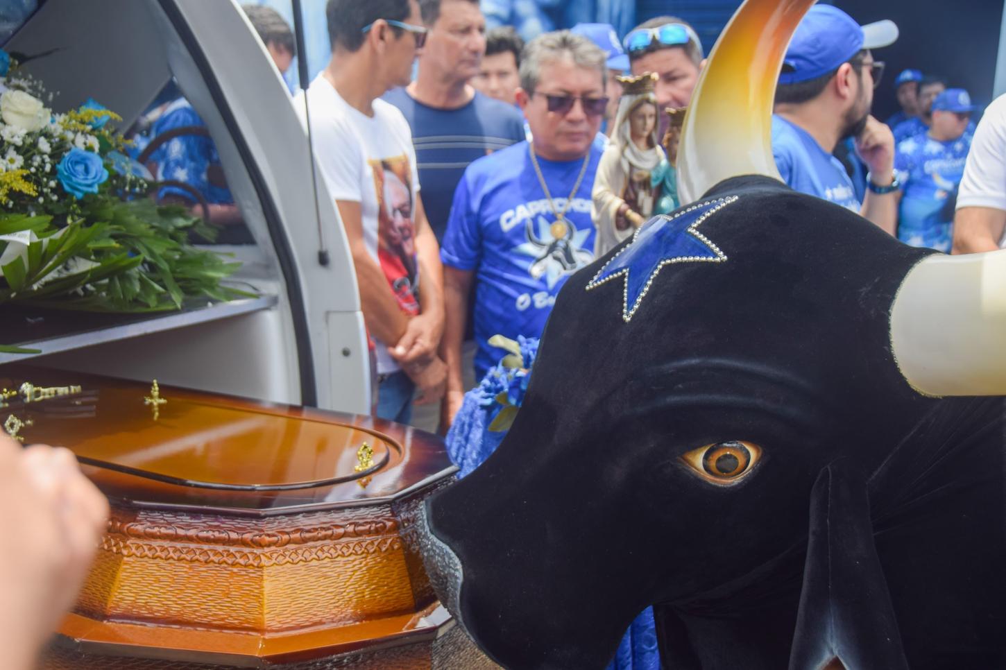 Boi Caprichoso reverência e se despede do artista Jair Mendes