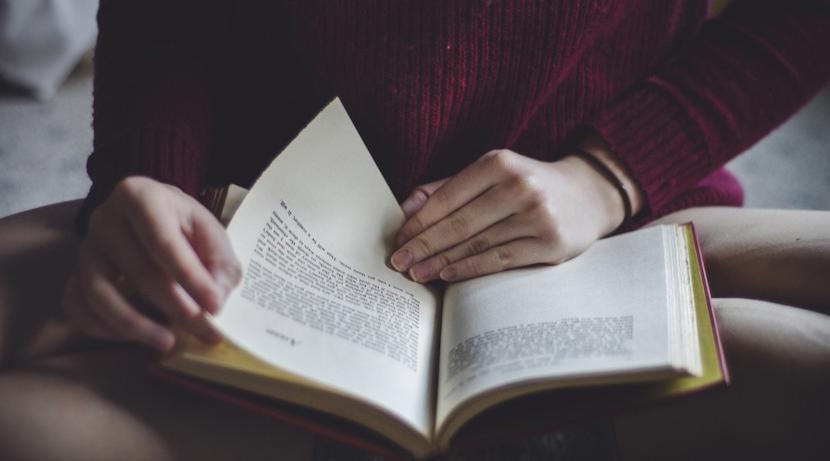 LGBTQIA+ leem mais livros que heterossexuais, aponta pesquisa