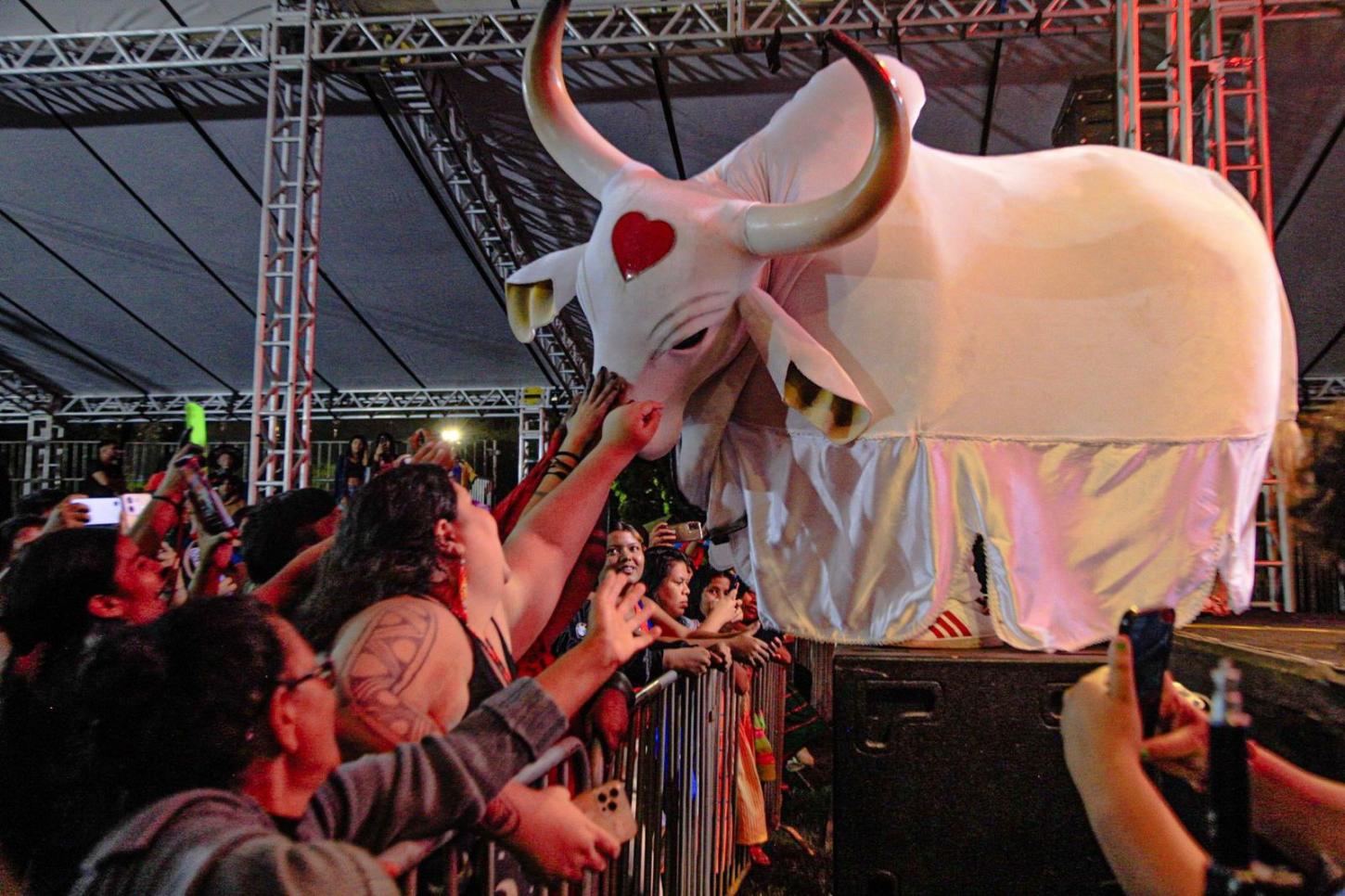 Boi Garantido reforça apoio à luta indígena durante participação no ATL 2025