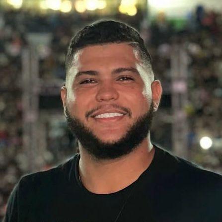 Cantor que agrediu a namorada é procurado pela polícia