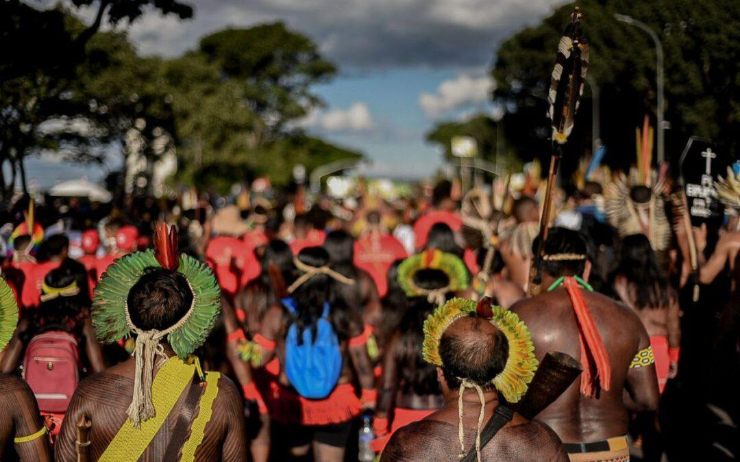 Em Brasília, movimento indígena marcha e grita: “Nosso futuro não está à venda!”