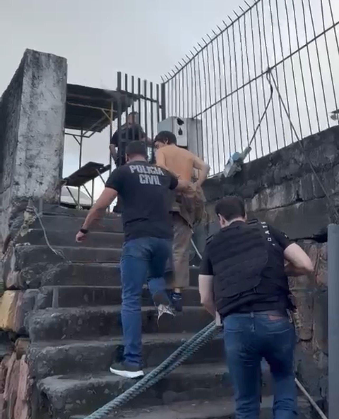 Homem é preso por invadir sinagoga e simular cenas de sexo com crianças